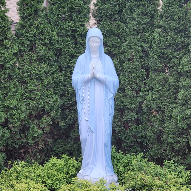 사진은 아름다운 성당으로 인상깊었던 인천 부평4동성당 안에 있는 성모상입니다.