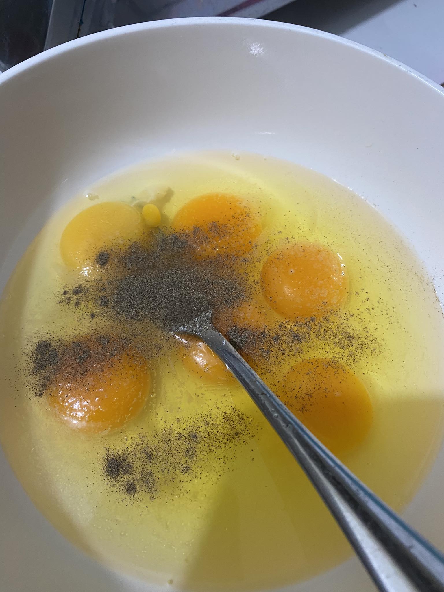 필리핀 요리 또땅딸롱 (tortang talong) 만들기 - 계란물 만들기
