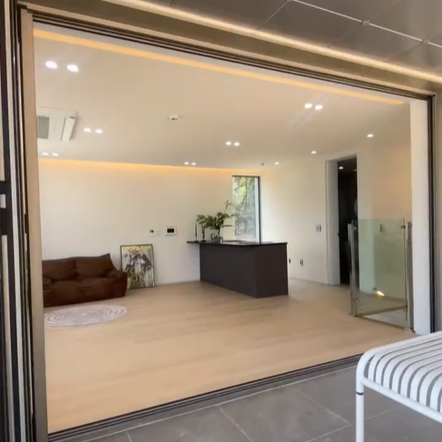 3층에 바베큐 굽는 안쪽은 방이여서 가족들이 오손도손 앉아서 즐길수 있다.