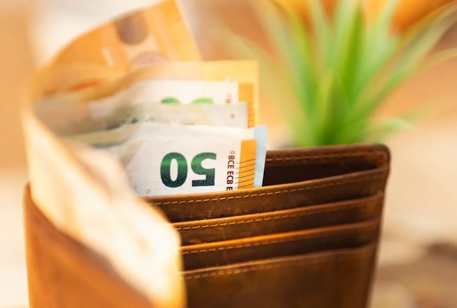 지갑에 꽂힌 지폐와 임금 개념 관련 이미지