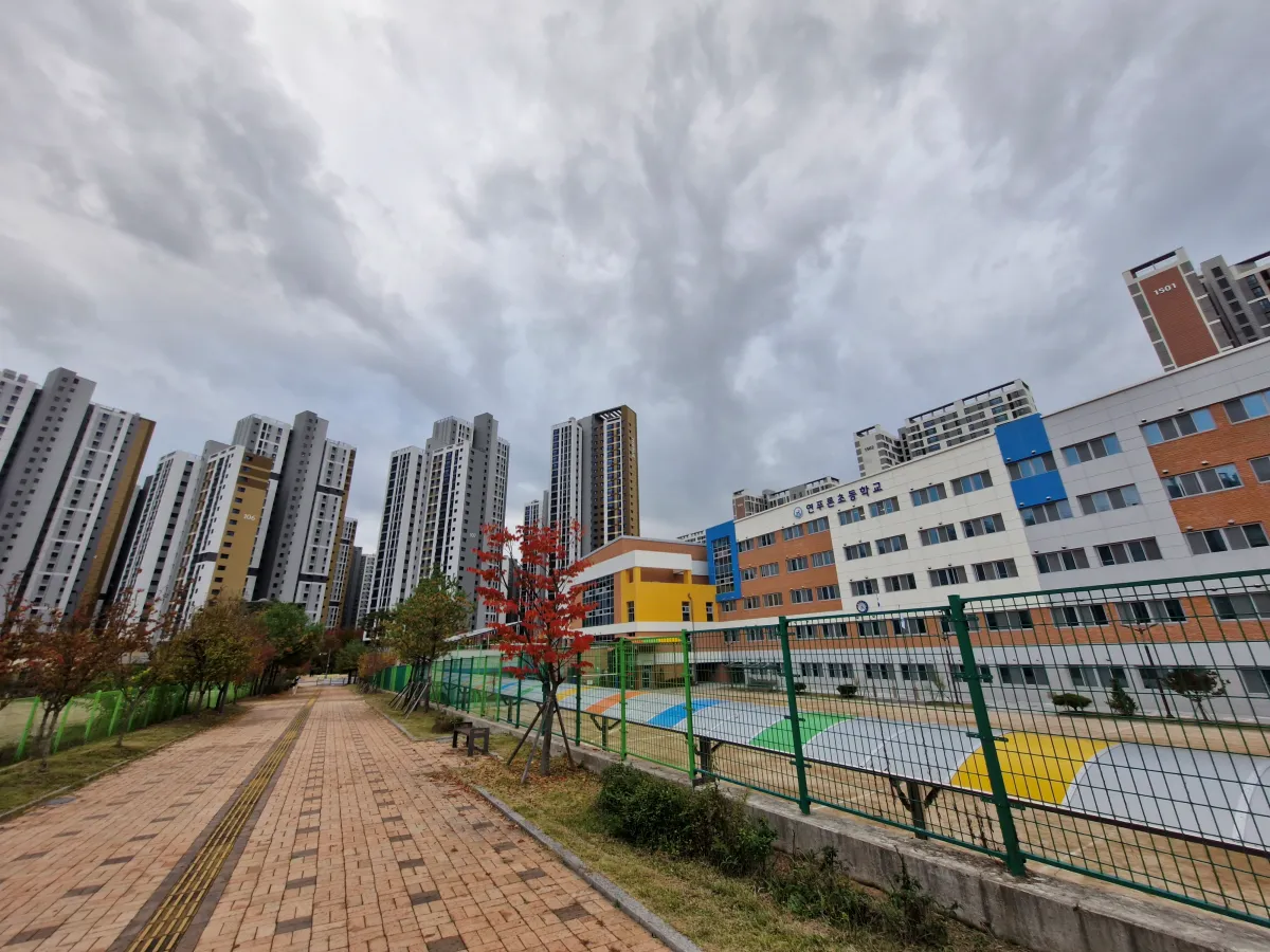 초등학교-앞으로-걸어갈-수-있는-길목과-신축아파트의-모습