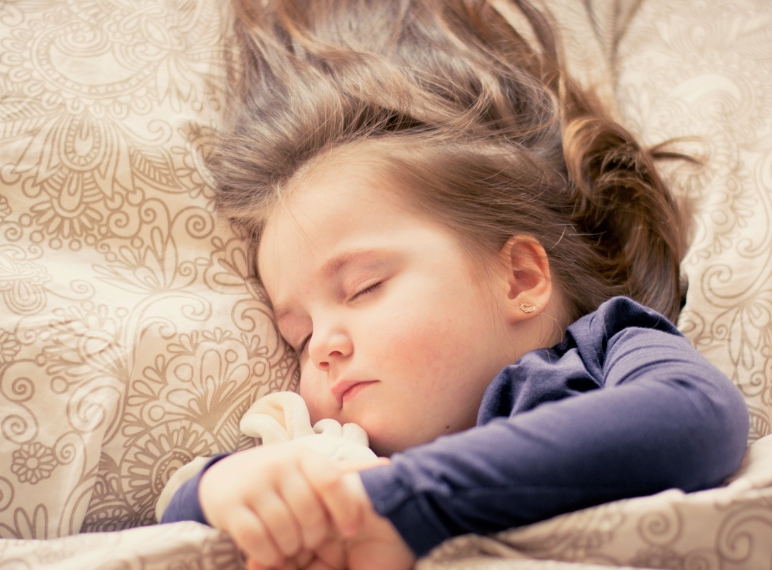 아이는 잠을 자는 동안 왜 키가 클까요?