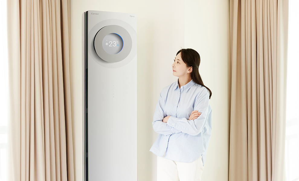 에어컨에서 나는 곰팡이 냄새때문에 청소를 고민하는 여성