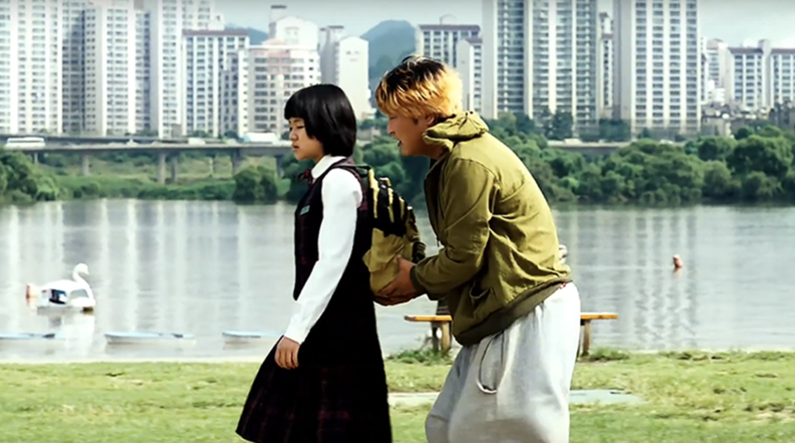 학교에서 돌아온 딸에게 말거는 강두