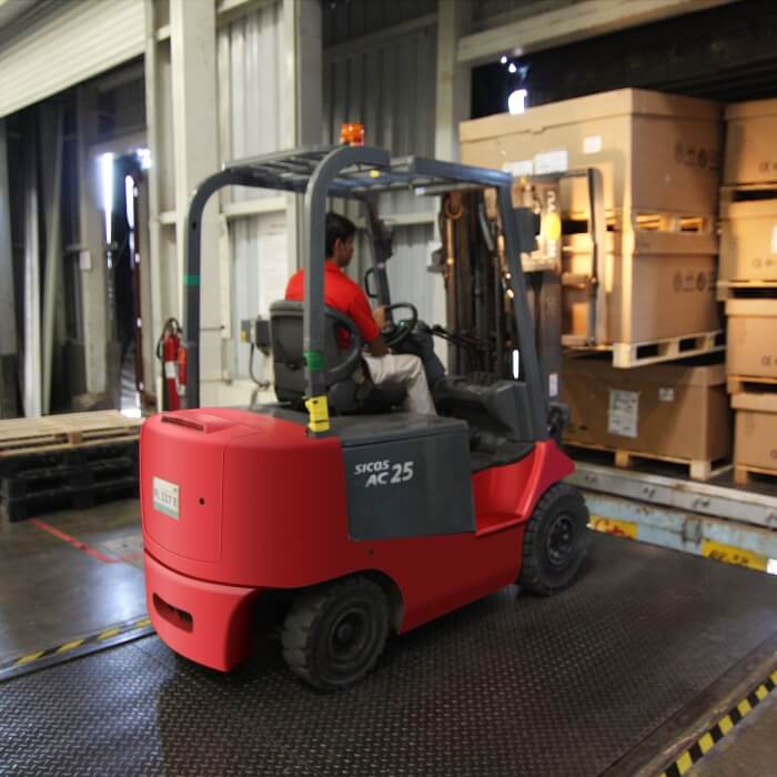 남자가-지게차-운전하는-사진