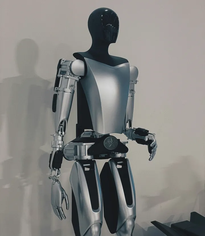 테슬라 옵티머스 (출처 :Unslplash의 ichael Martinelli) 