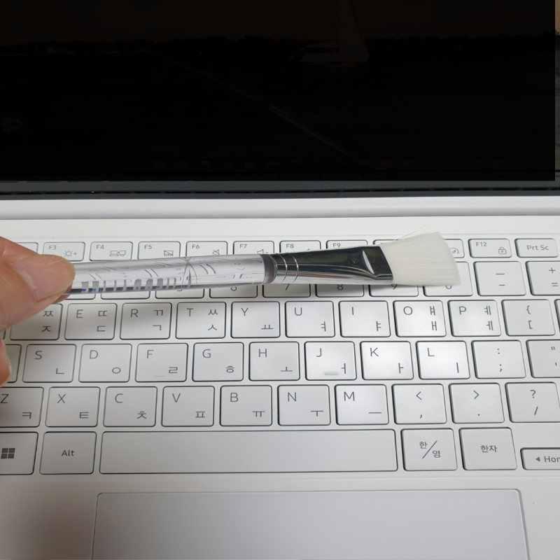 노트북 키보드 쉬운 청소법 부드러운 솔로 닦아내기