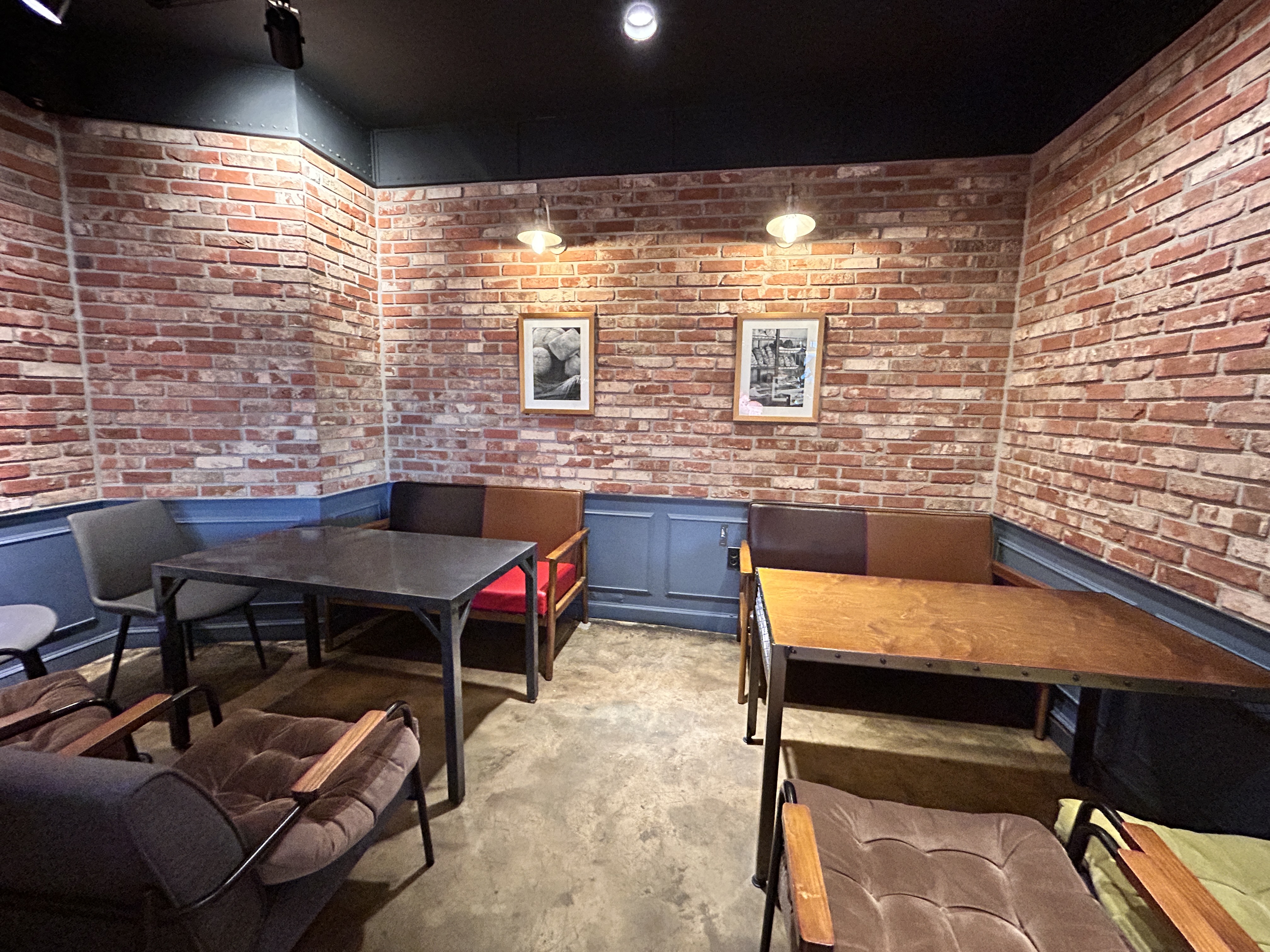 넓은-테이블과-폭신한-의자