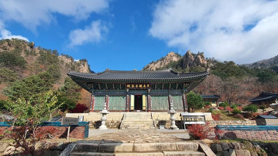 인제 오세암 : 아늑한 맛으로는 설악산 내 사찰들 중에서 제일 5살 된 아이가 폭설 속에서 부처의 도움으로 살아남았다는 전설