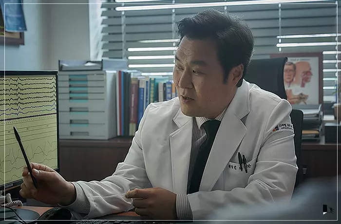 영화-잠-정신과-의사-현수에게-몽유병-증상을-설명-중이다