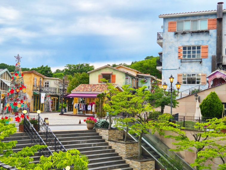 프로방스 마을의 알록달록한 건물색과 이국적인 모습