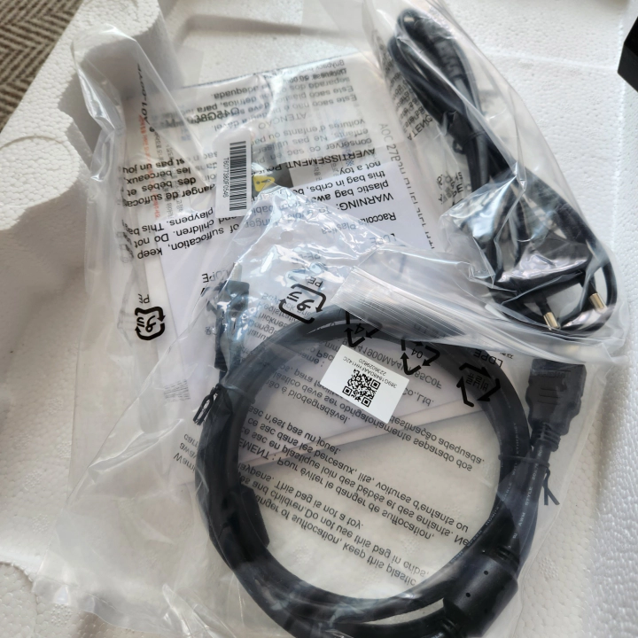 알파스캔 27인치 AOC 모니터 패키지. HDMI 케이블, 전원 케이블, 매뉴얼, 보증서, CD