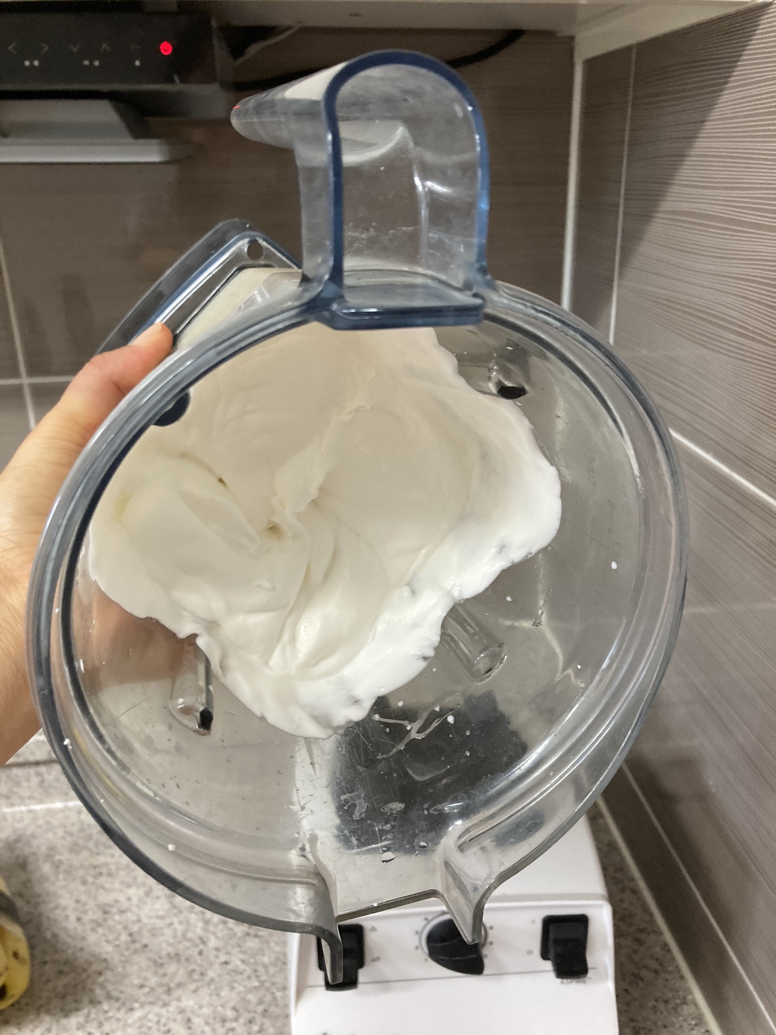 비이타믹스 용기 안에 가득 채워진 휘핑된 생크림