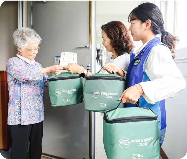 한 고객이 고령자 맞춤 식품을 배송받고 있는 모습. [현대그린푸드] [사진=현대그린푸드 ]
