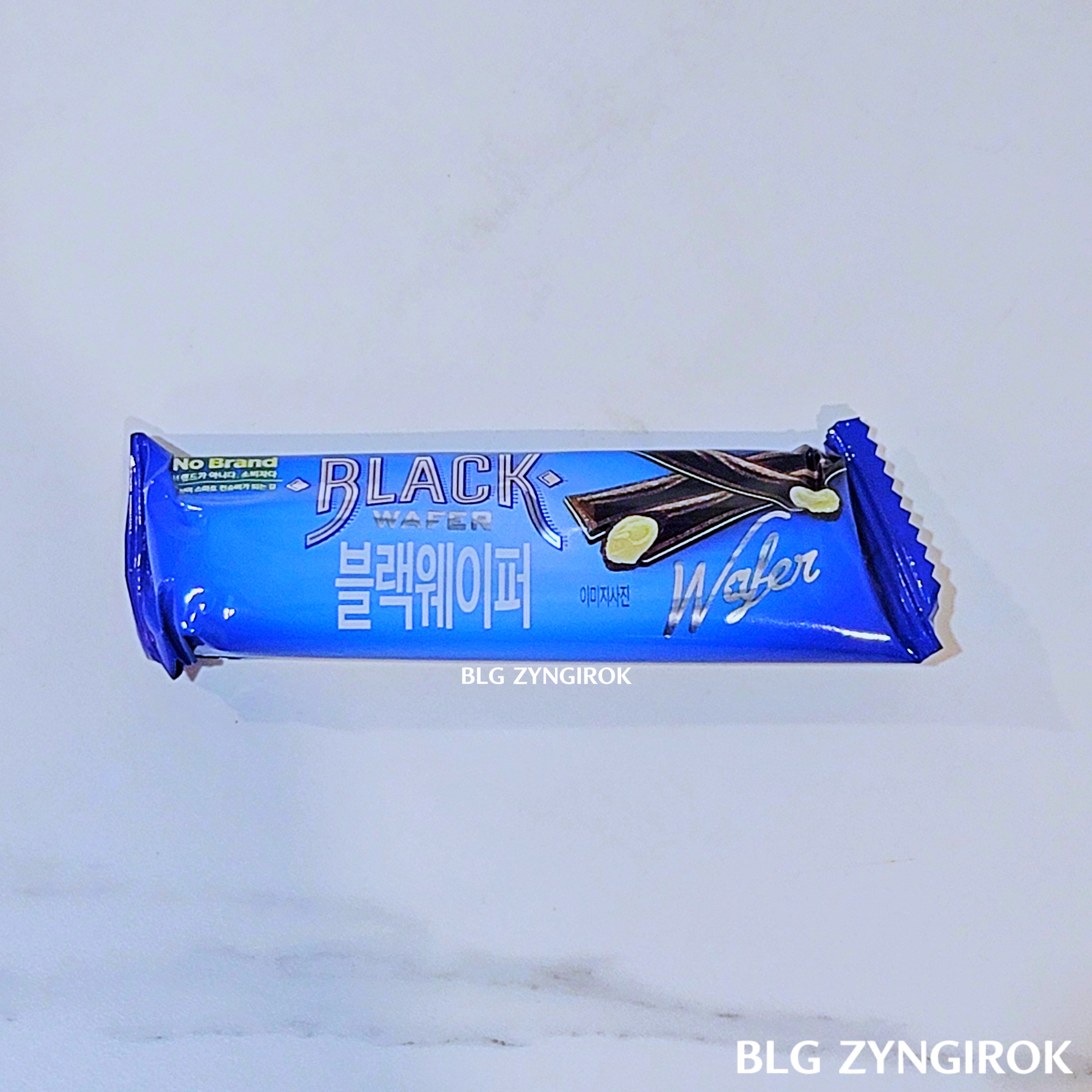 노브랜드 블랙웨이퍼 - 낱개 하나가 테이블 위에 놓여있는 모습이다.