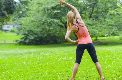 스트레칭을 하는 여자.