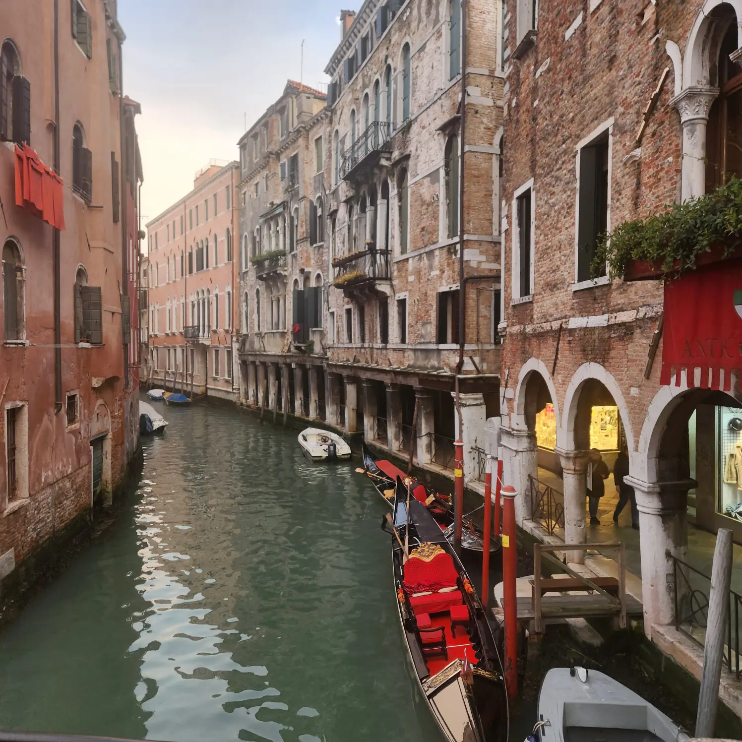 베네치아-골목에-주차된-곤돌라