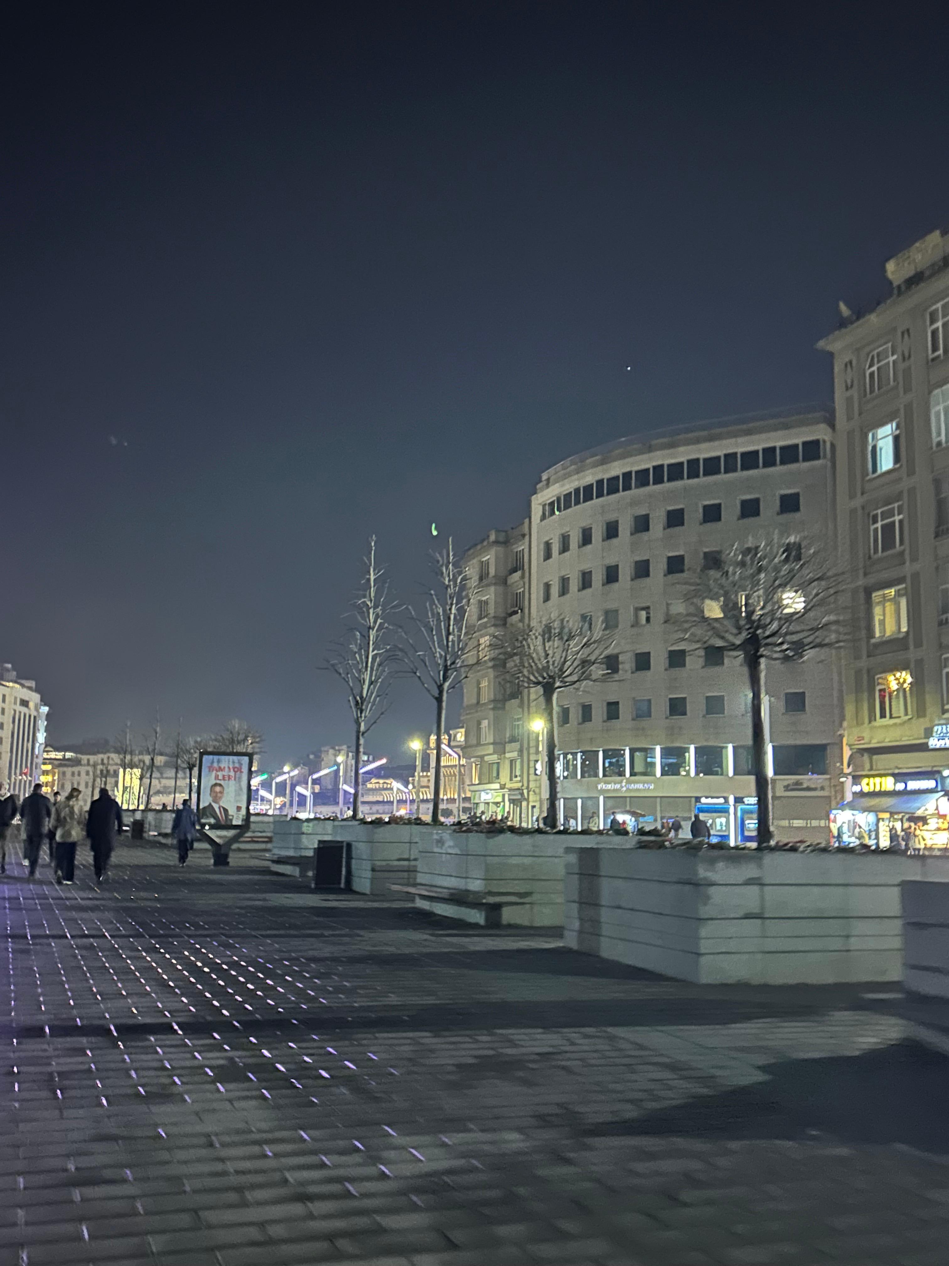 을씨년스러운 탁심광장