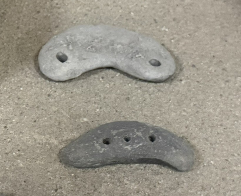 티라나 국립 고고학 박물관에 전시된 말리크 출토 동기시대 구멍 뚫린 석제 유물
