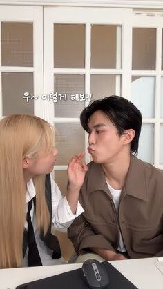 긴-금발머리-여성이-전-남친에게-우~-이렇게-해봐-하니-진짜-따라하는-남자