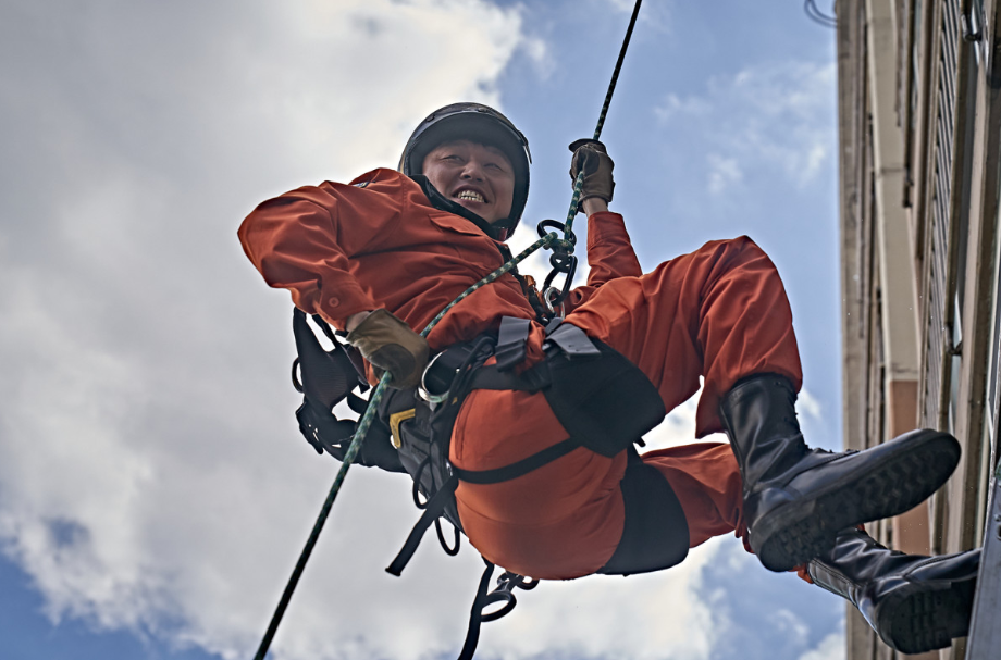 영화 소방관 신고를 받고 진입준비 중인 용태의 모습
