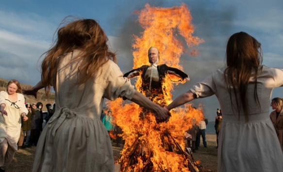 푸틴-허수아비를-불태우는-조지아-수비대-사진입니다.