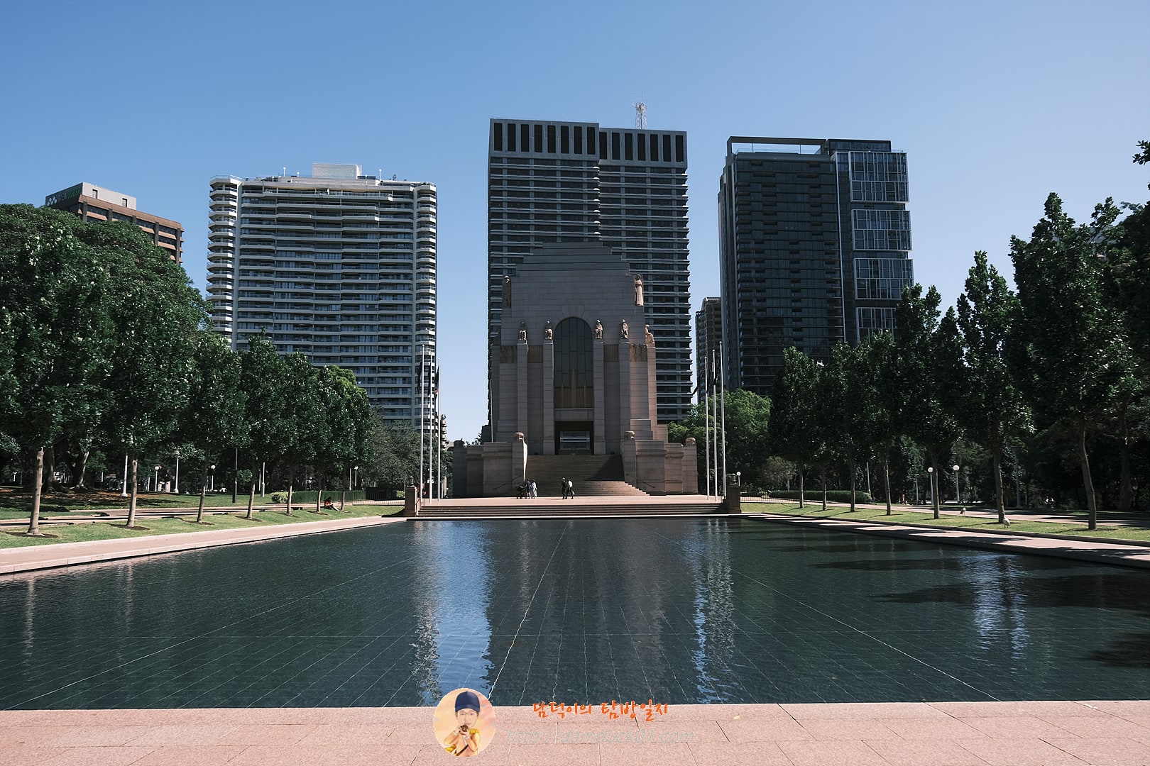 반성의 연못 (Pool of Reflection)