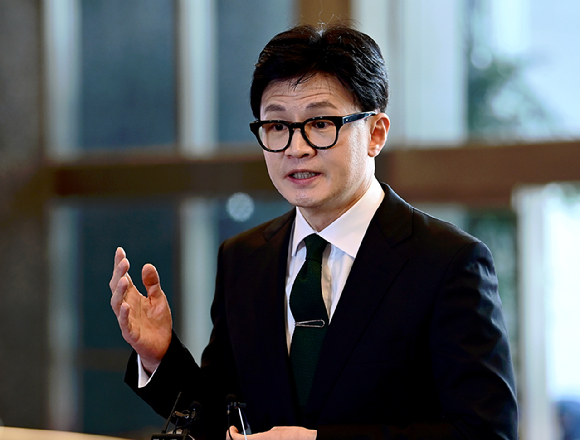 한동훈 법무부 장관이 18일 오전 서울 여의도 국회에서 열린 본회의 출석에 앞서 취재진의 질의에 답하고 있다. [사진=곽영래 기자]