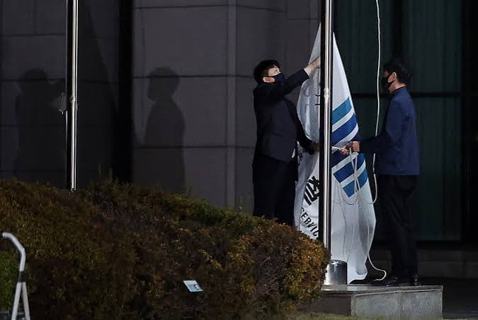 내려가는 검찰 깃발