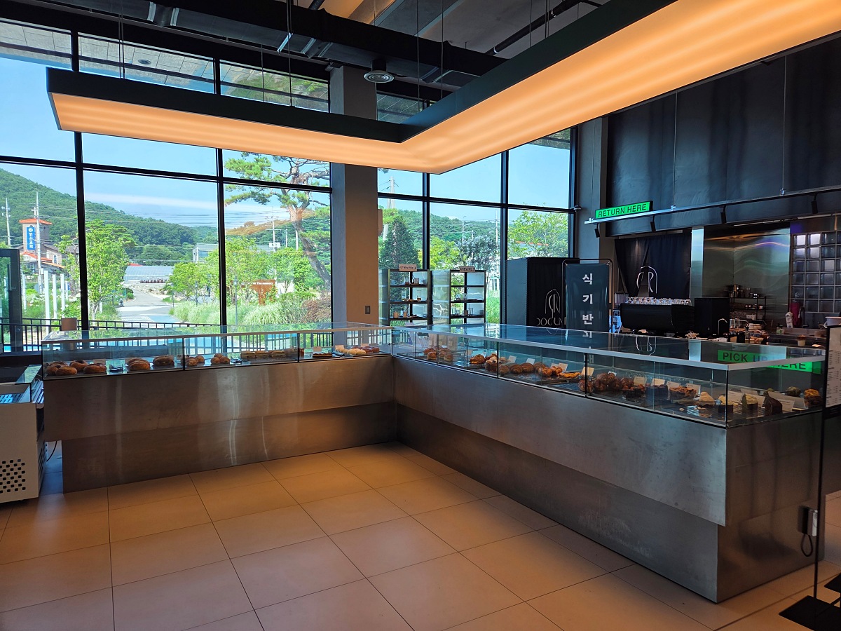 강화도 대형카페 두운리: 목수국&amp;#44; 온실 정원까지 맛과 분위기 모두 잡은 강화도 갈만한곳