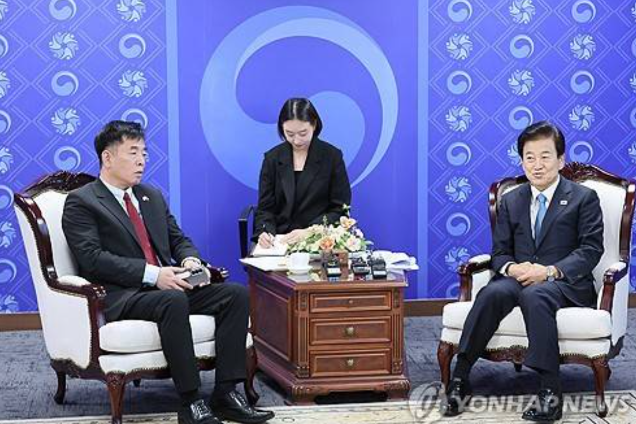 정동영 장관, 부호 주한 베트남 대사 접견 (서울=연합뉴스) 이정훈 기자 = 정동영 통일부 장관이 27일 서울 종로구 정부서울청사에서 부호 주한 베트남 대사를 접견하고 있다. 2025.10.27 uwg806@yna.co.kr