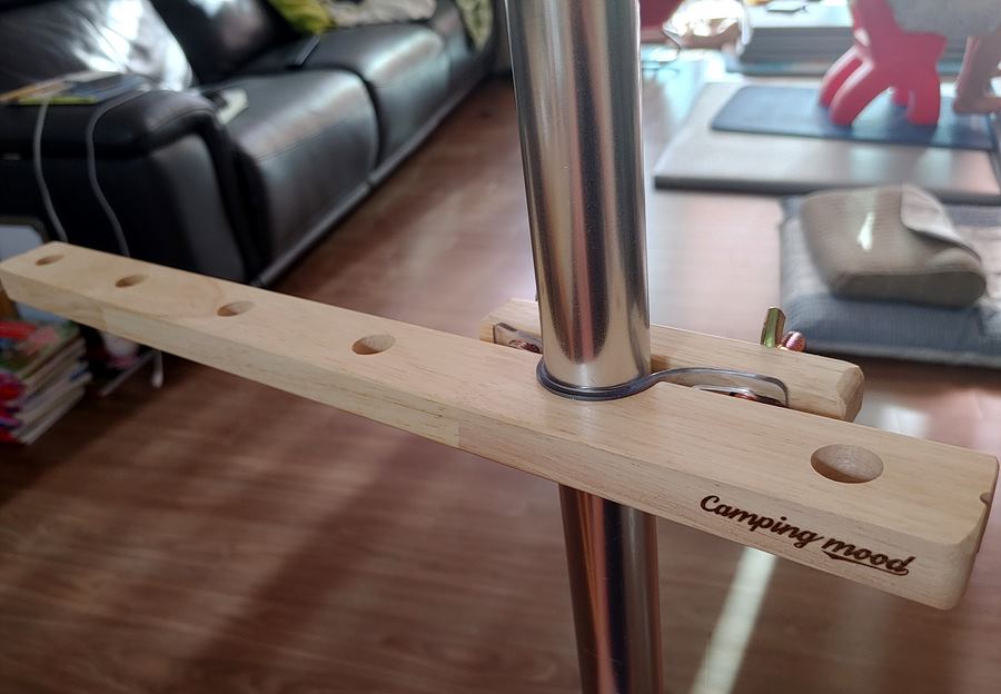 캠핑무드 랜턴걸이. 랜턴 이외에도 몇개의 감성(감성이 뭔지 잘 모르지만 암튼) 아이템을 매달수 있게 되어 있다.