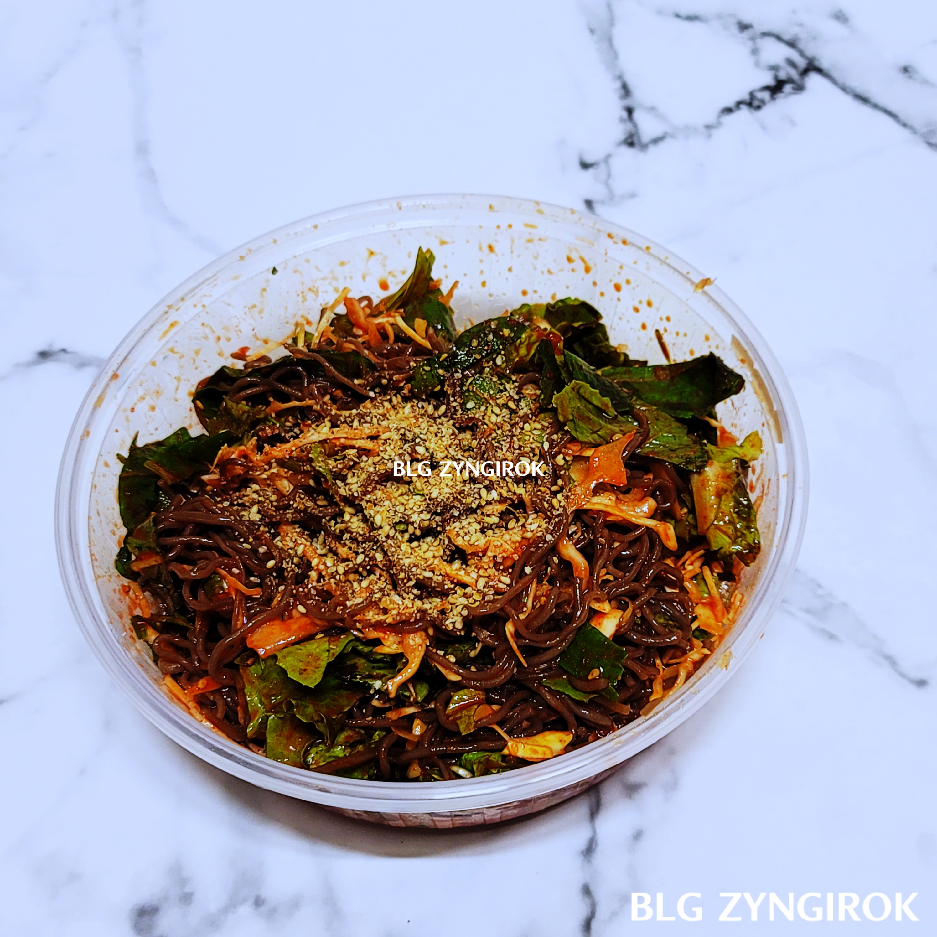 비빈막국수에-깨를-더뿌려준-모습이다.