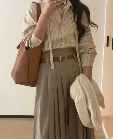 아이보리와 브라운 계열의 남방/주름스커트 스타일링 (출처: pinterest.com)