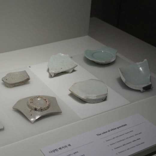 달항아리 파편들의 전시 모습