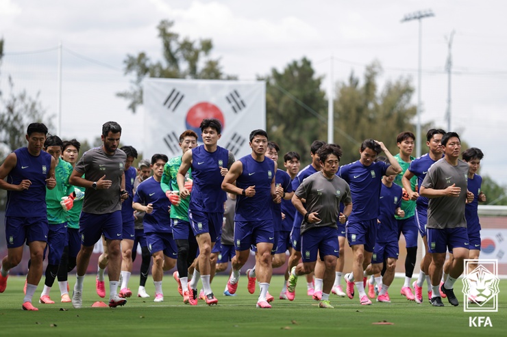 베이스캠프인 멕시코 과달라하라에서 훈련에 임하고 있는 축구 국가대표팀 ㅣ FIFA