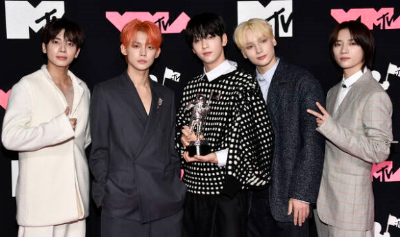그룹 투모로우바이투게더가 12일(현지시간) 미국 뉴저지 푸르덴셜 센터에서 열린 'MTV VMAs' 레드카펫에서 포즈를 취하고 있다. [사진=뉴시스]