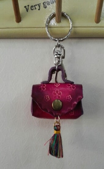 요즘-유행하는-가방모양의-짙은-분홍색-키링