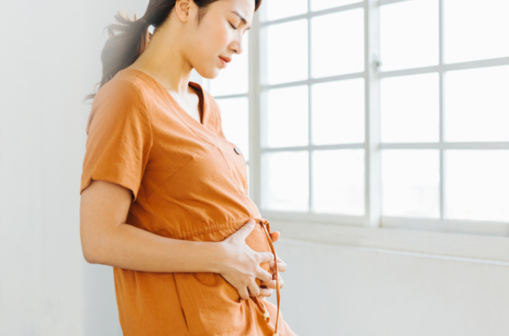 배가 당기는 임산부
