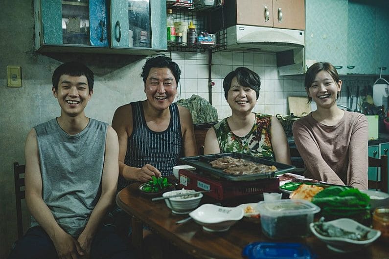 등장하는 주인공 가족이 사진을 찍듯이 한곳을 바라보며 웃고 있는 모습