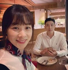 커피숍에서-아름다운-여성과-남자가-만나서-차한잔-하고있는-모습