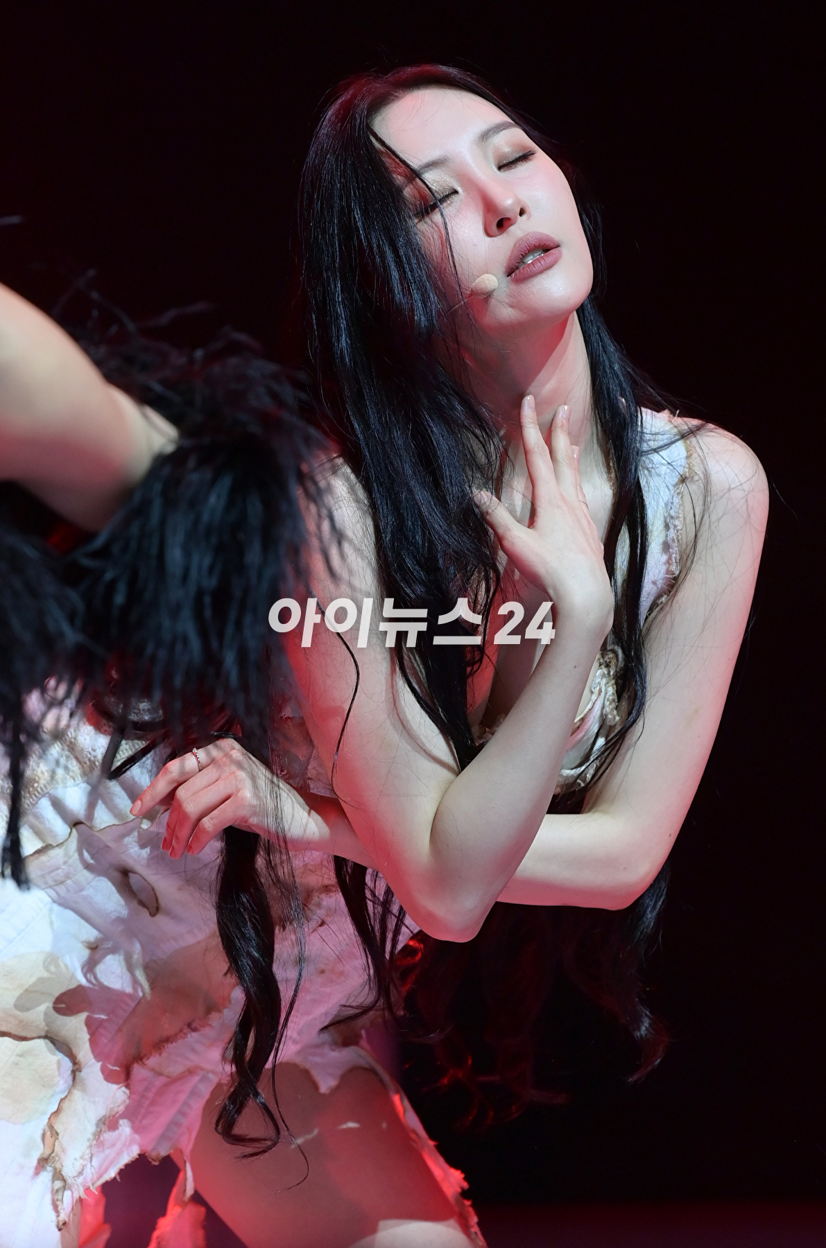 가수 선미가 17일 오후 서울 용산구 한남동 블루스퀘어에서 열린 새 싱글 앨범 '스트레인저(STRANGER)' 발매 기념 쇼케이스에서 '스트레인저' 무대를 선보이고 있다. [사진=정소희 기자]