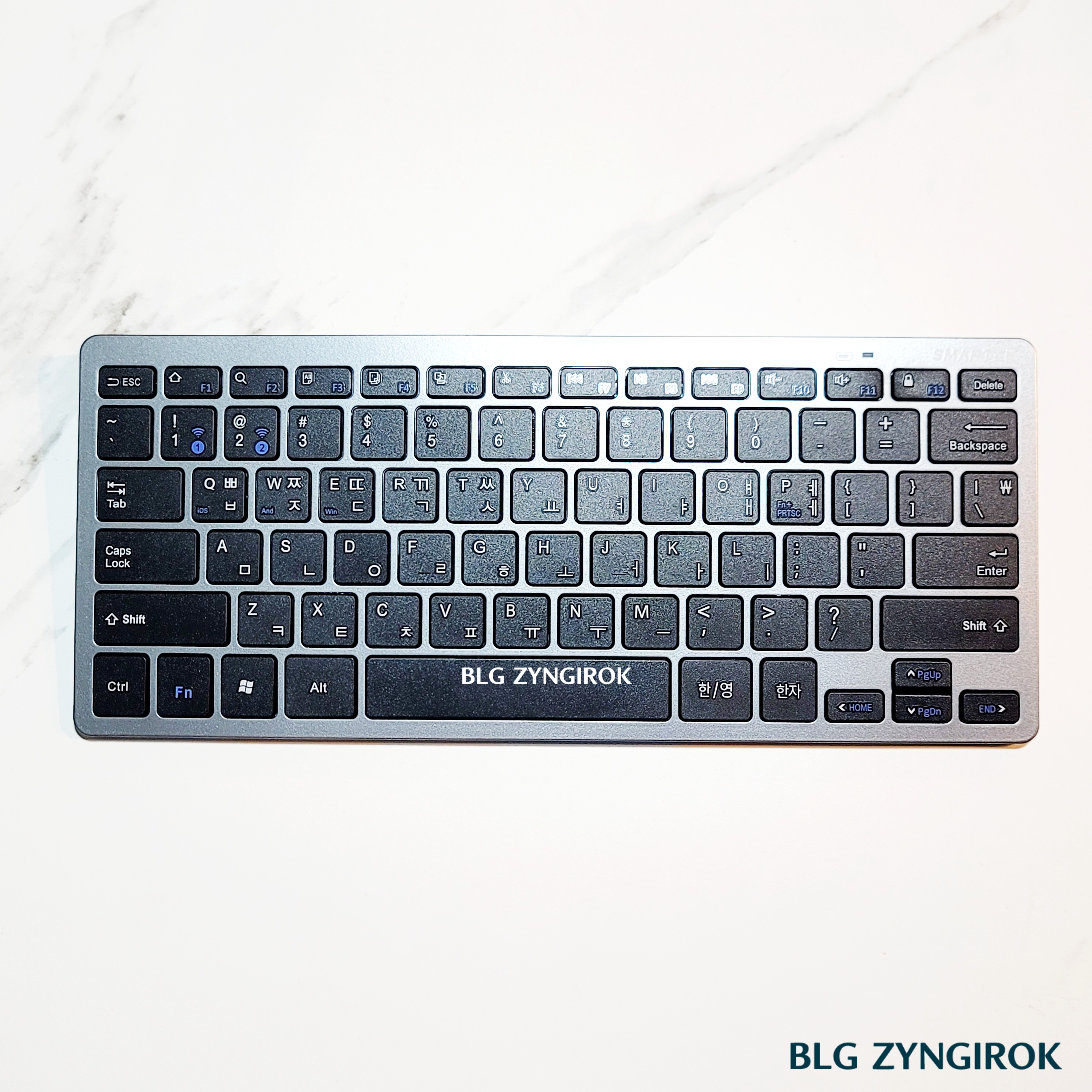 노브랜드 전자기기 : 무선 키보드가 테이블 위에 놓여있다.