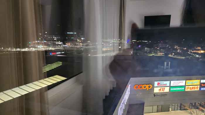 쿠어 호텔 - 머큐어 츄르 시티 웨스트(Mercure Chur City West) 에서 보이는 쿠어의 소박한 야경과 쇼핑몰