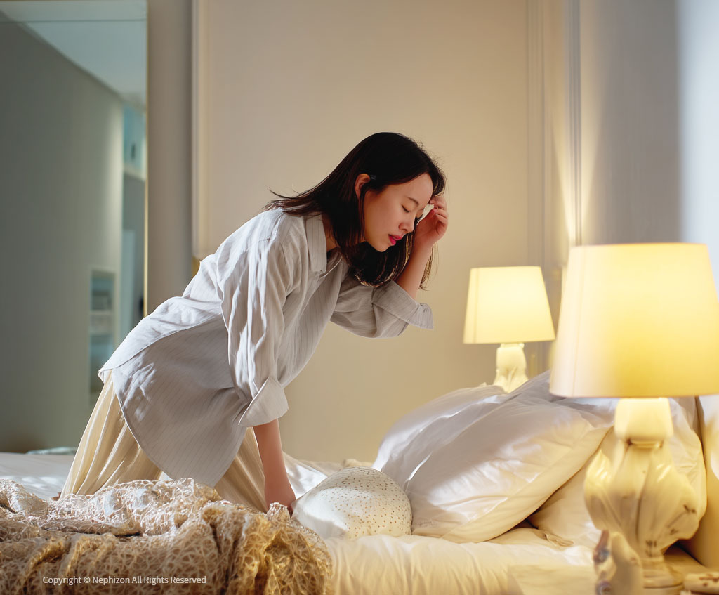 어지러움증으로 침실에서 안전하게 휴식중인 여성
