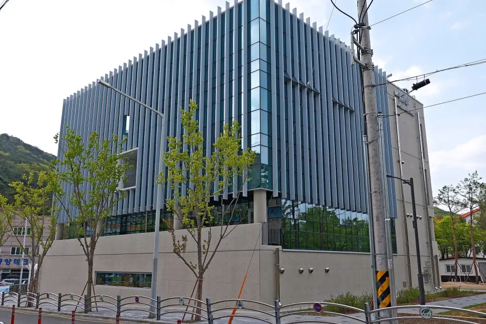 서변 숲 도서관 외부 사진 02