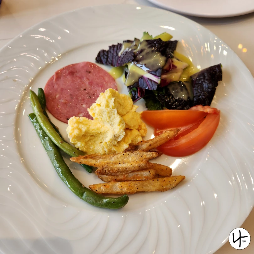 스크램블에그-감자튀김-토마토-등-조식-메뉴