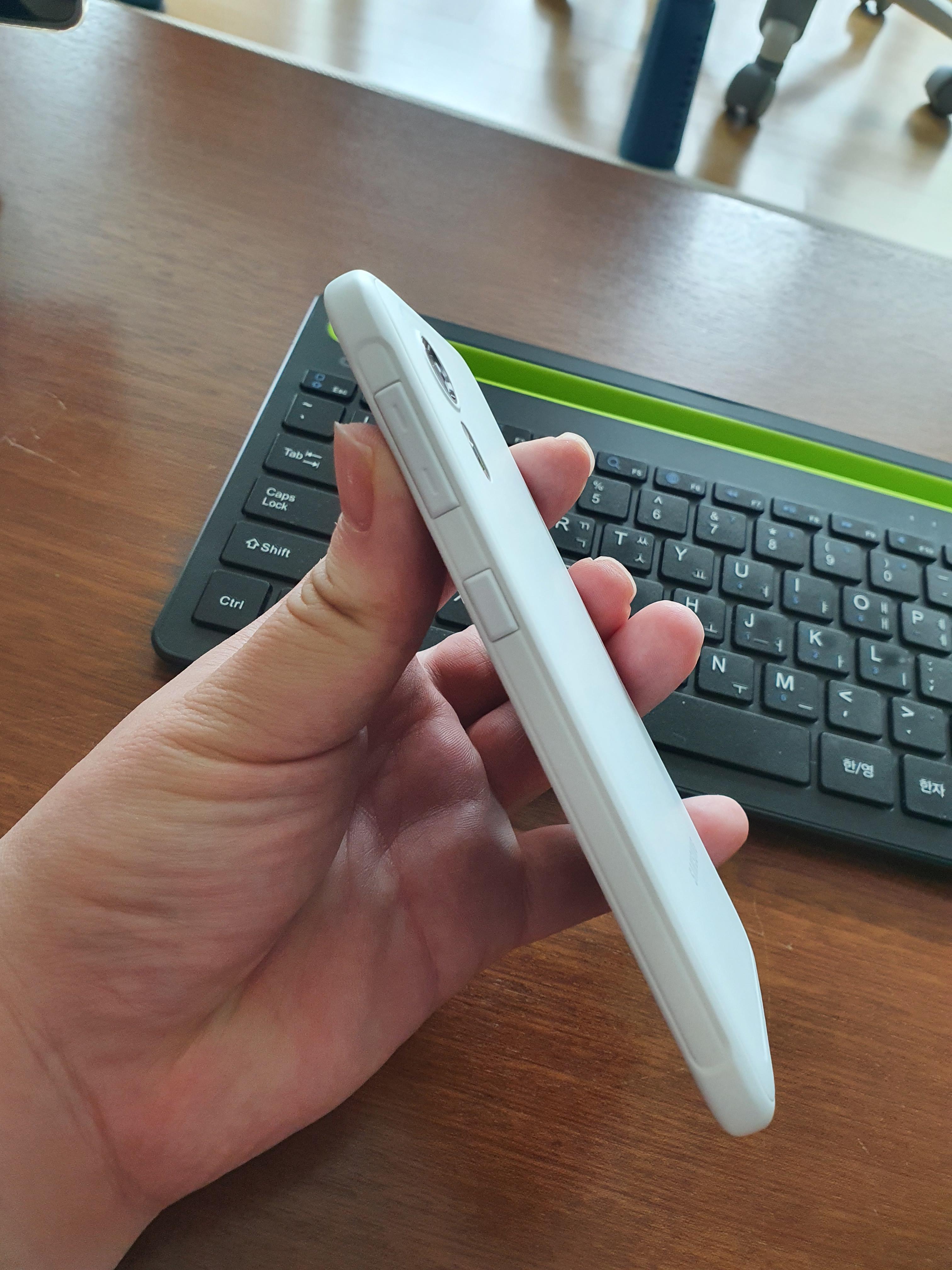 갤럭시 XCOVER 5 오른쪽 측면사진 위 볼륨키 +-, 전원키