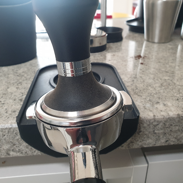 에스프레소 추출 루틴: 맛있는 에스프레소를 추출하기 위해 필요한 것들_탬핑 후 수평