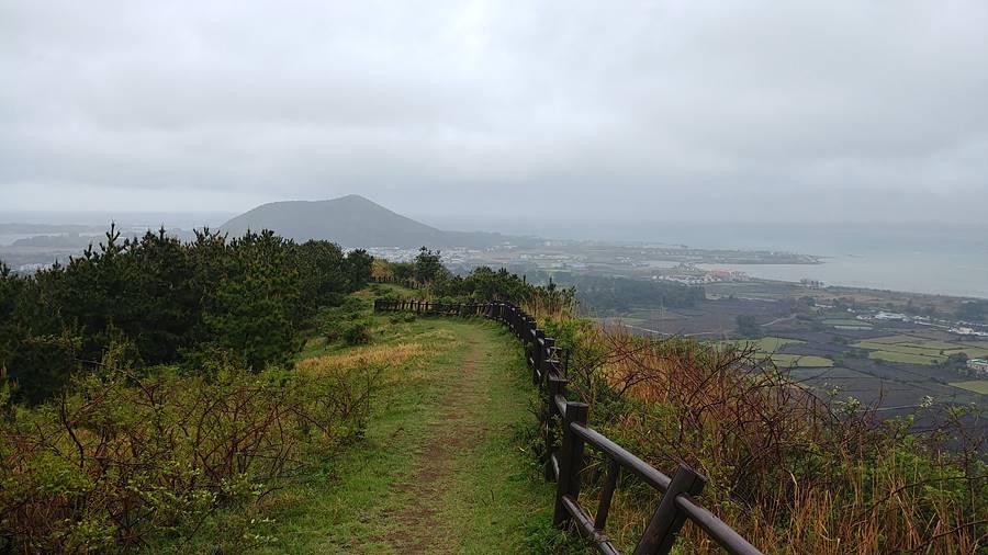 말미오름에서 본 지미봉